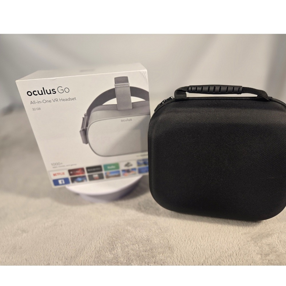 Oculus Go 32GB All-in-One VR Headset White with Casematix‎ Hard Travel Case